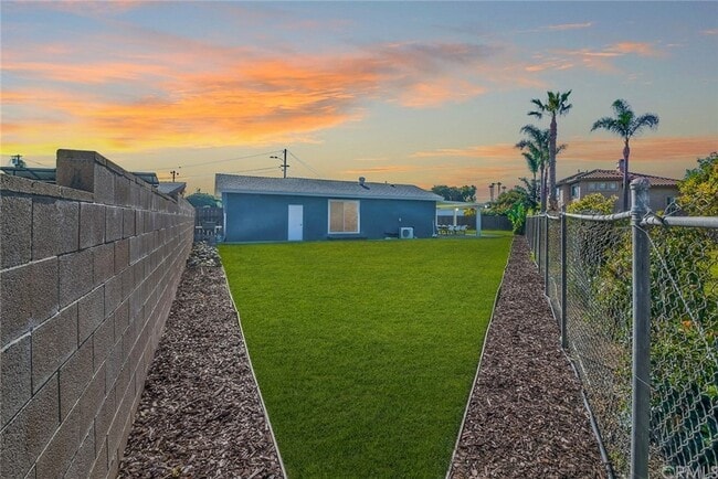 Building Photo - 2642 Davis Pl