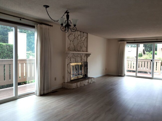 Building Photo - University Place Gem! 2 bedroom with Fireplace!