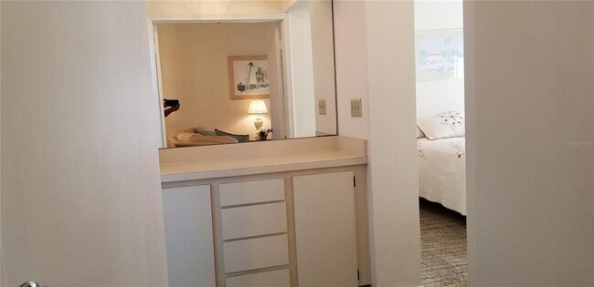 Building Photo - 6047 Bahia Del Mar Blvd S