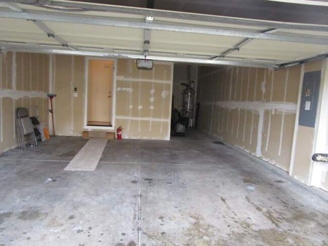 Building Photo - 3 Bedroom, 2.5 Bathroom Home with Office in Fife