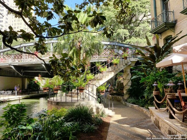 Building Photo - 221 Losoya St