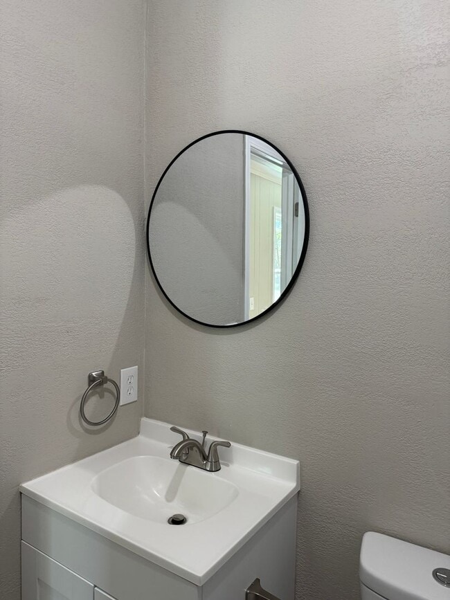 Building Photo - Beautifully Renovated Tiny Home in Martin!