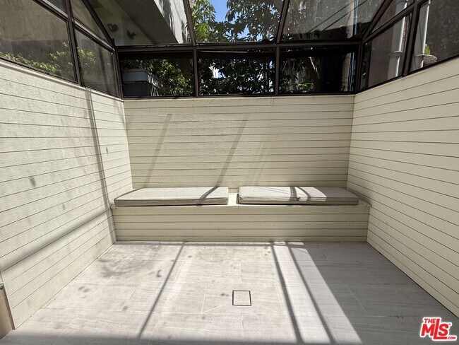 Building Photo - 853 Larrabee St
