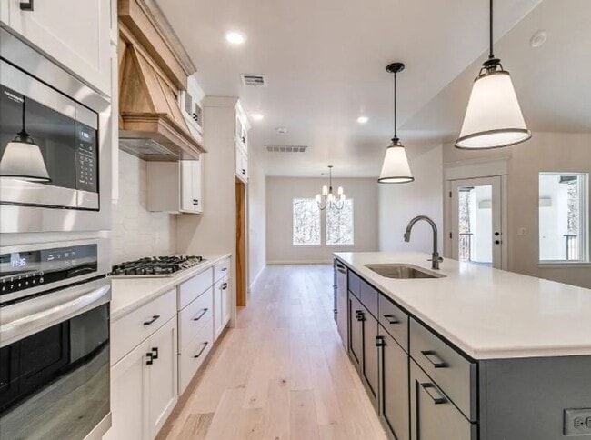 Building Photo - Model Home in East Edmond + 3 bedrooms + B...