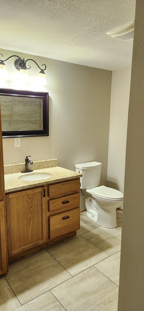 Building Photo - One Bedroom Condo For Rent