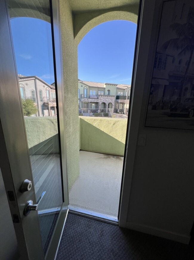 Building Photo - 3/BD 2.5/BA Sleek Townhome with High Ceilings, Balcony, and Prime Community Amenities!