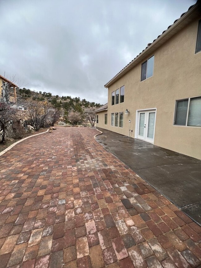 Building Photo - Beautiful Custom Home in Fiddlers Canyon