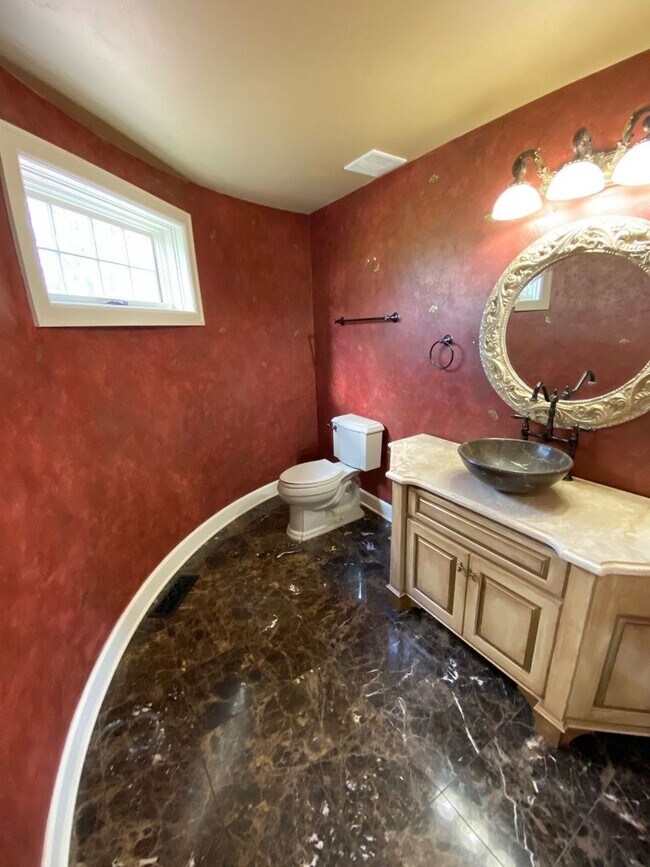Building Photo - 5bd/5ba +HUGE BARN & SHOP - Absolutely LUX...