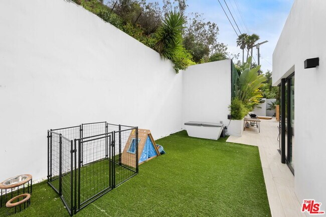 Building Photo - 2048 N Beverly Dr