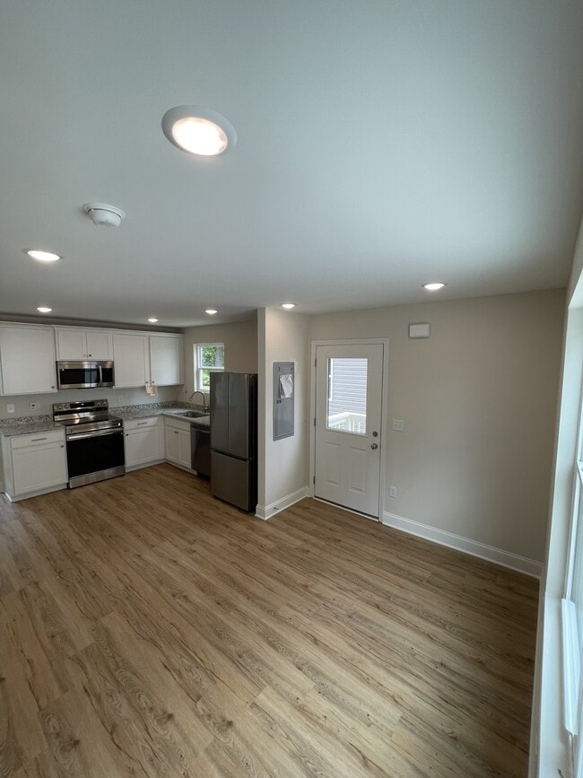 Building Photo - 1944 Lynnbrook Ave