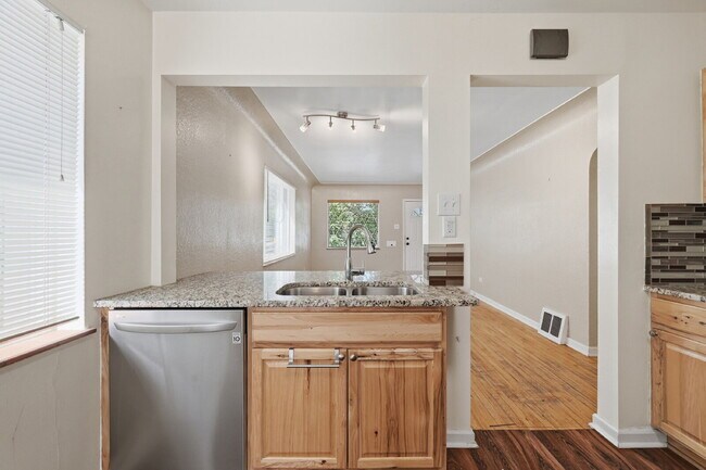 Building Photo - $2,895.95, 3-bed, 2-bath duplex in Denver with a washer and dryer and $300 off the first month's ...