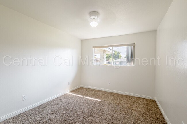 Building Photo - 3 Bedroom/2 Bath Home - $2250 per month!