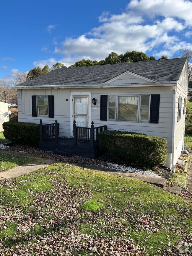 Building Photo - Two Bedroom House