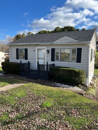 Building Photo - Two Bedroom House