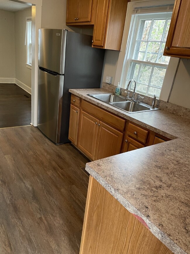 Building Photo - "Charming 3-Bed Home with 1.5 Baths in Fro...
