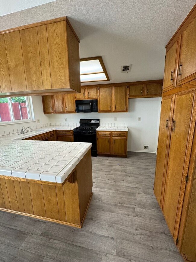 Building Photo - Coming Soon-Located in the Heart of Tehachapi!