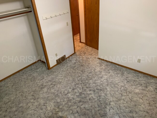 Building Photo - SPACIOUS 3 BD 2 BA HOUSE ON SOUTHEAST SIDE OF SIOUX FALLS