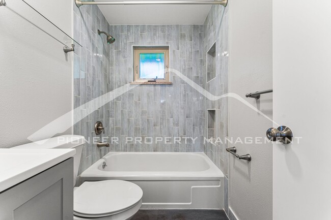 Building Photo - Newly Renovated Half-Duplex with Huge Fenc...