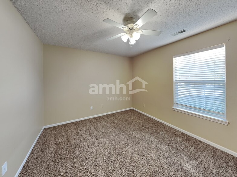 Building Photo - 571 Bay Ct N