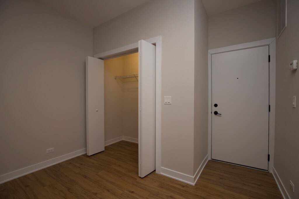 Building Photo - 661 W Wrightwood Ave
