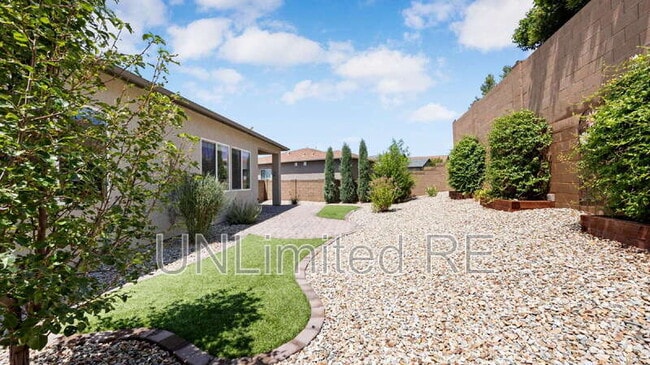 Building Photo - 937 N Gomez St