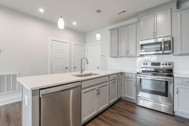 Building Photo - 2618 Lassen Dr