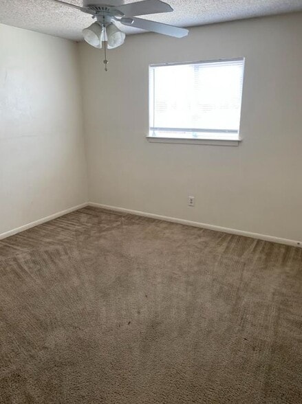 Bed room - 2367 Jennifer Dr