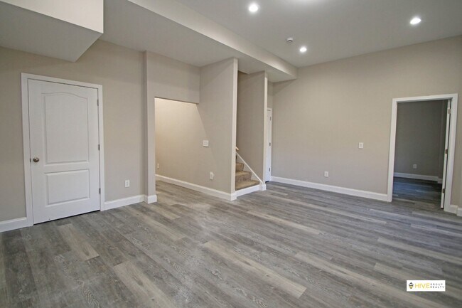 Building Photo - Upscale rental in Harrisonburg!