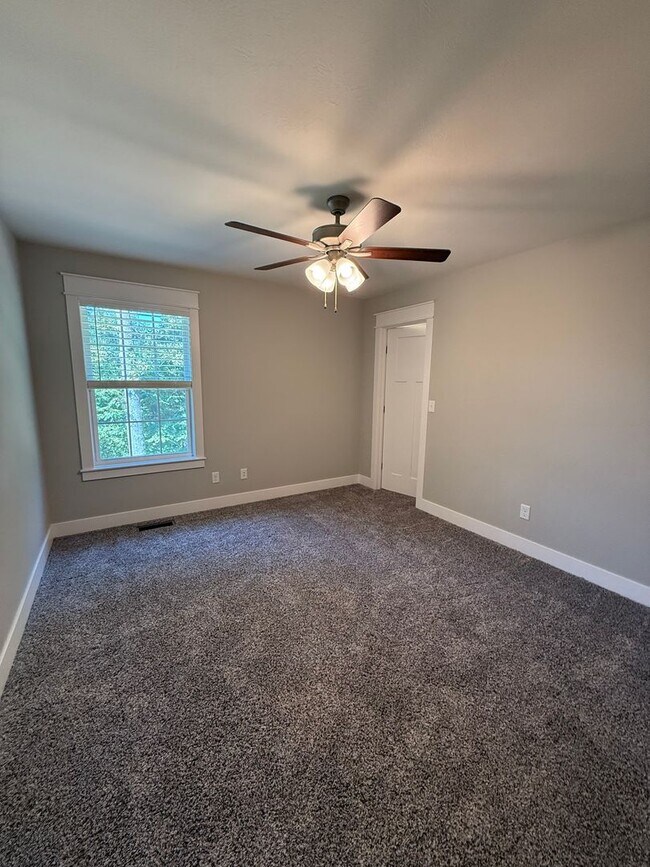 Building Photo - Gorgeous 4Bedroom House, on spacious 2 acres