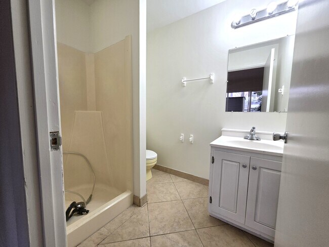 Building Photo - 13 Sailors Way