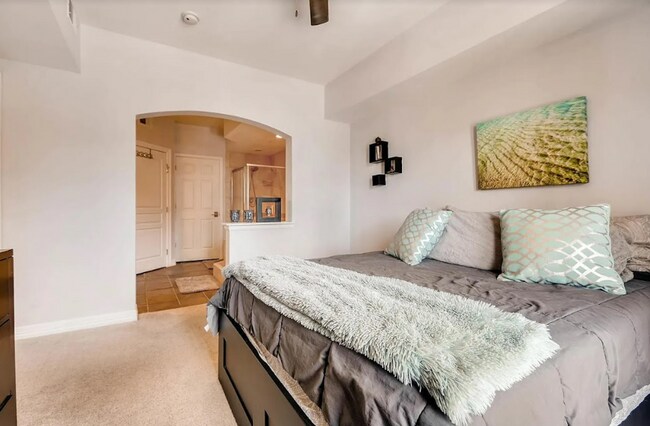 Building Photo - Bright & Spacious Condo Just One Block fro...