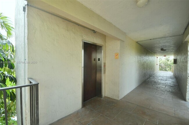 Building Photo - 6884 N Kendall Dr
