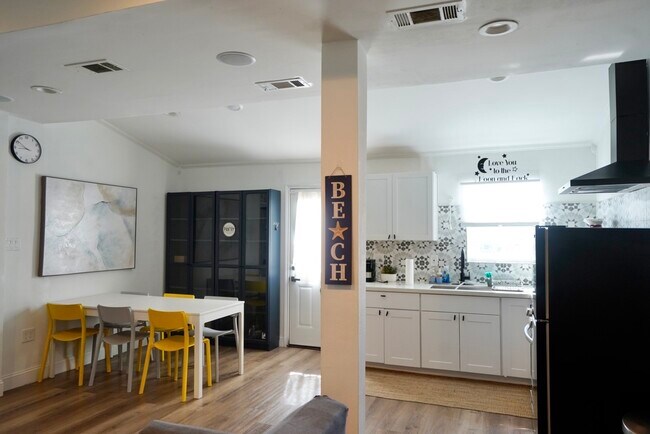 Building Photo - 4027 Surf Dr