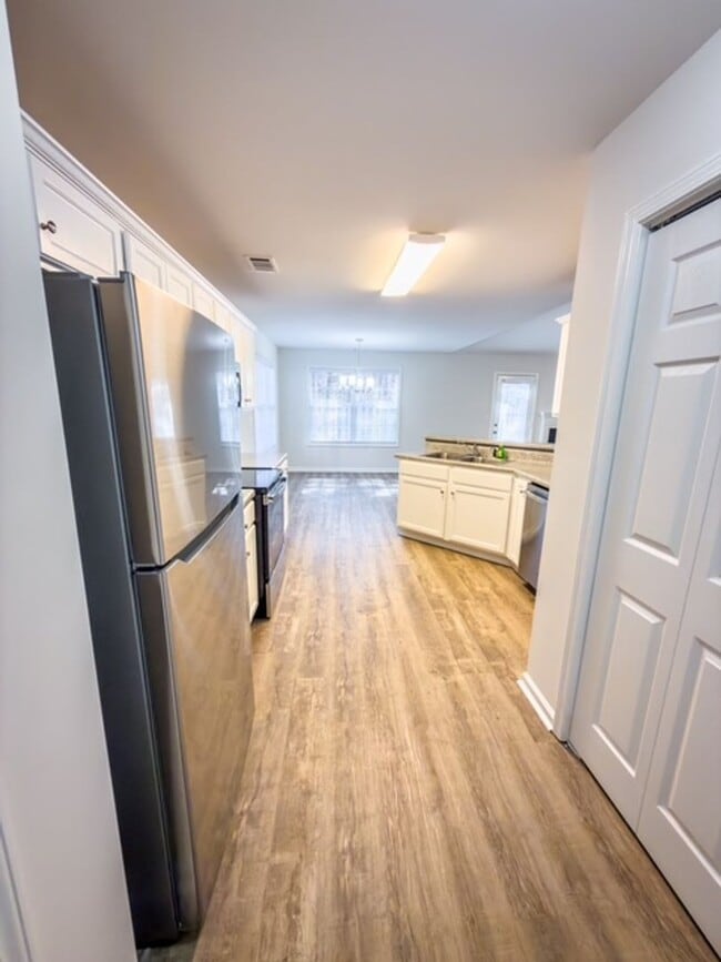 Building Photo - Beautiful Home with Fenced Backyard Near UGA Vet School