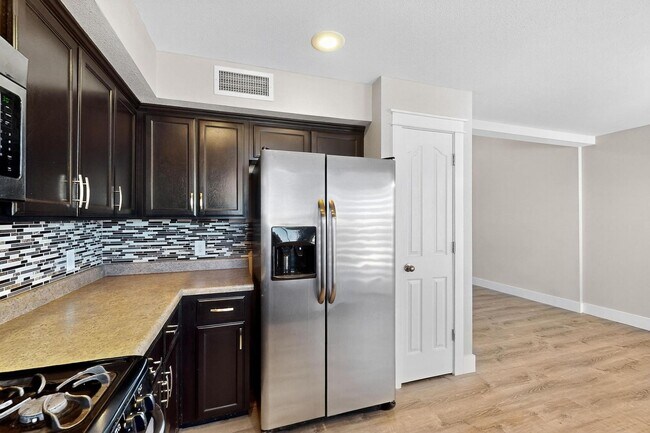 Building Photo - Two story 3 bedroom 2.5 bath in Santa Tere...