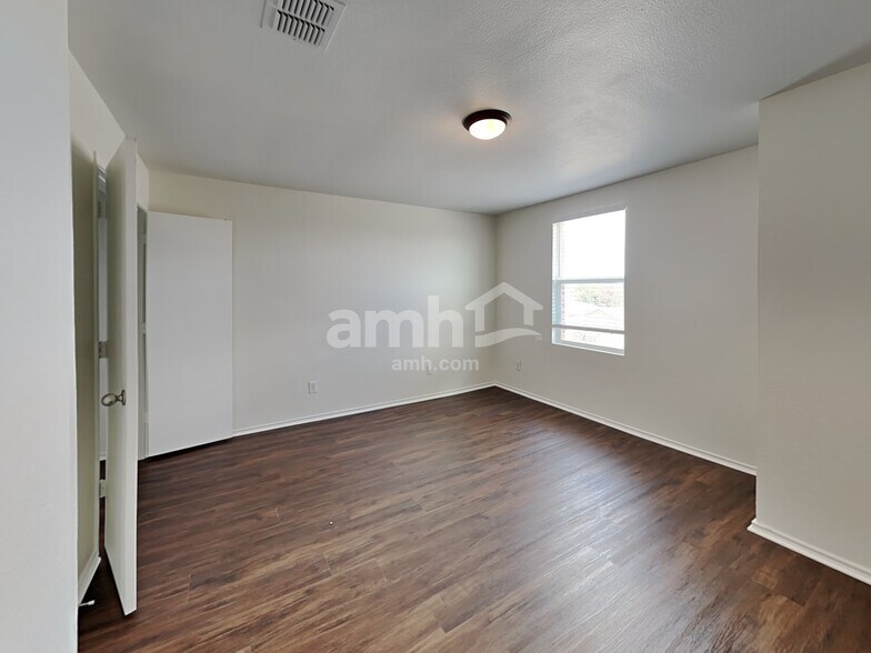 Building Photo - 1409 Laurel Ln