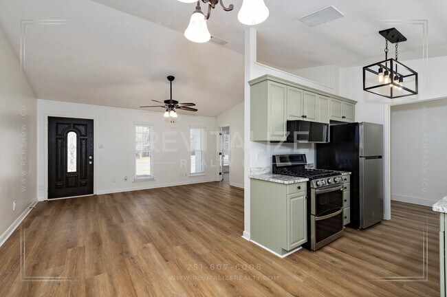 Building Photo - Beautifully Remodeled 4 Bed / 2 Bath Home near Airport Blvd