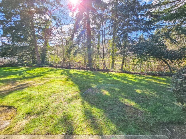 Building Photo - Coming Soon. Floor Level 2bed/2bath condo....