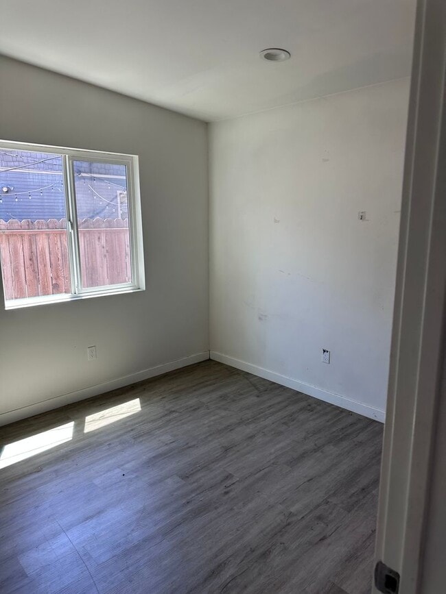 Building Photo - Newly renovated 2 bedroom house close to M...