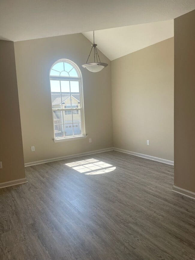 Building Photo - Beautiful Townhome Across Street From Jones Creek Golf Club