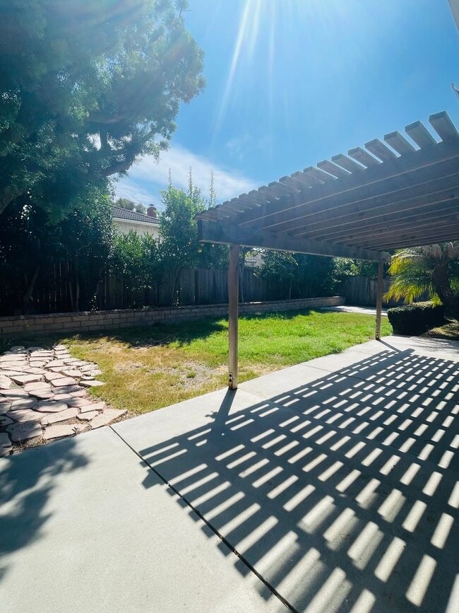 Building Photo - charming 3-bedroom, 2-bathroom home nestle...