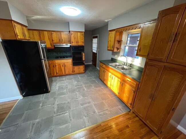 Building Photo - Brick Home w/ Detached Garage For Rent Shelbyville