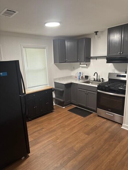Kitchen - 1032 Oak Ave