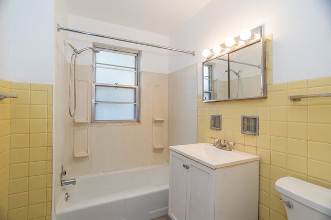 Building Photo - 136 Ann St