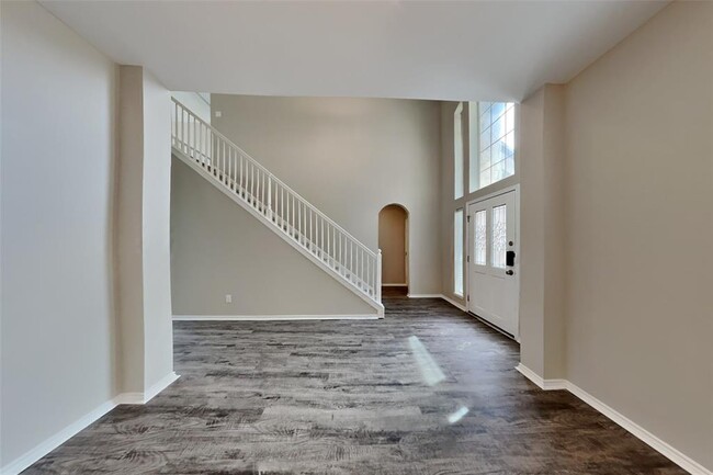 Building Photo - 2727 Lakecrest Way Dr