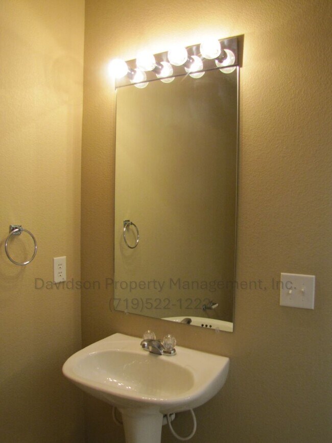 Building Photo - Beautiful 2 Bedroom Townhouse Near The Air...