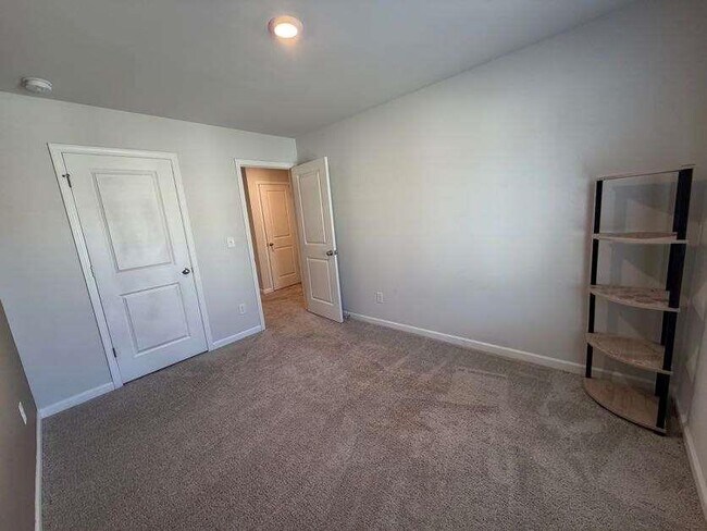 Building Photo - 7565 Knoll Hollow Rd