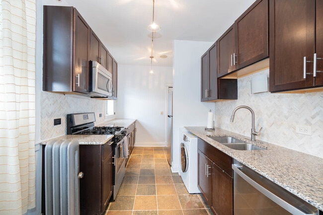 Building Photo - 536 1/2 W Cornelia Ave