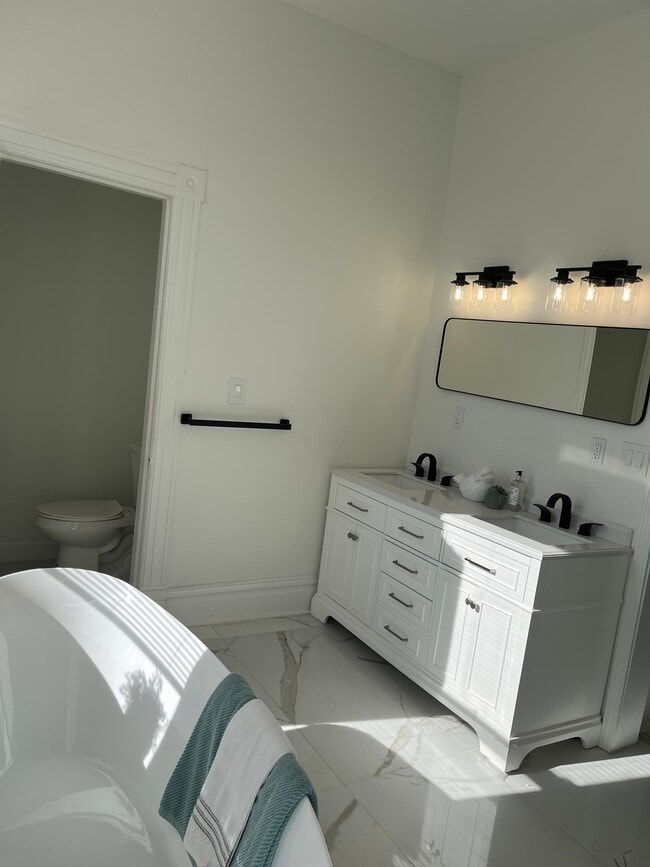 Building Photo - 1936 Arsenal St