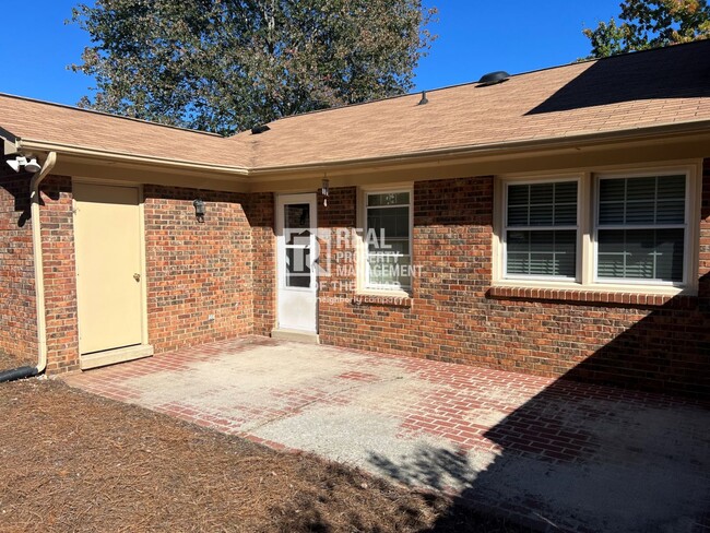 Building Photo - One Level End Unit Townhome in Hamilton Vi...
